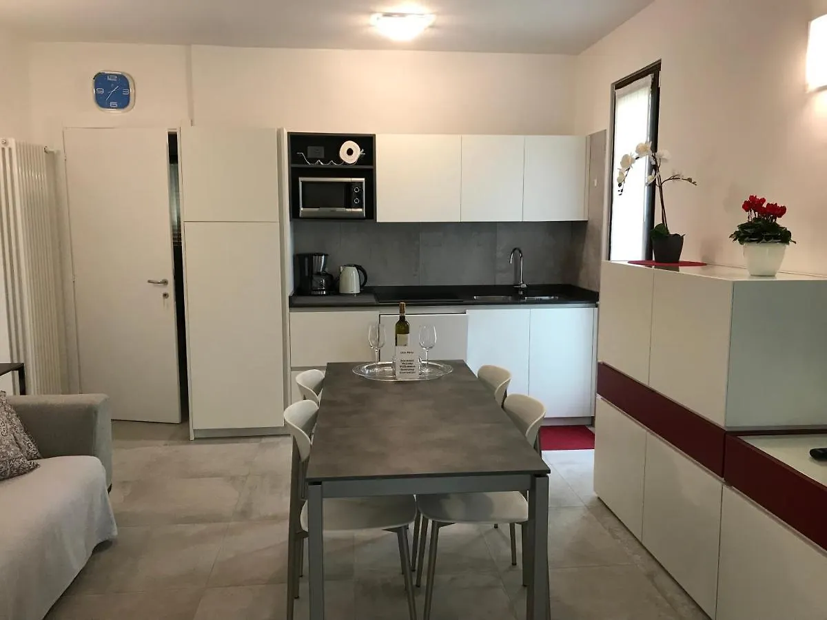 Casa Mary Due - Trilocale Con Giardino Privato A Due Passi Dal Lago Sirmione 0*,  Italy