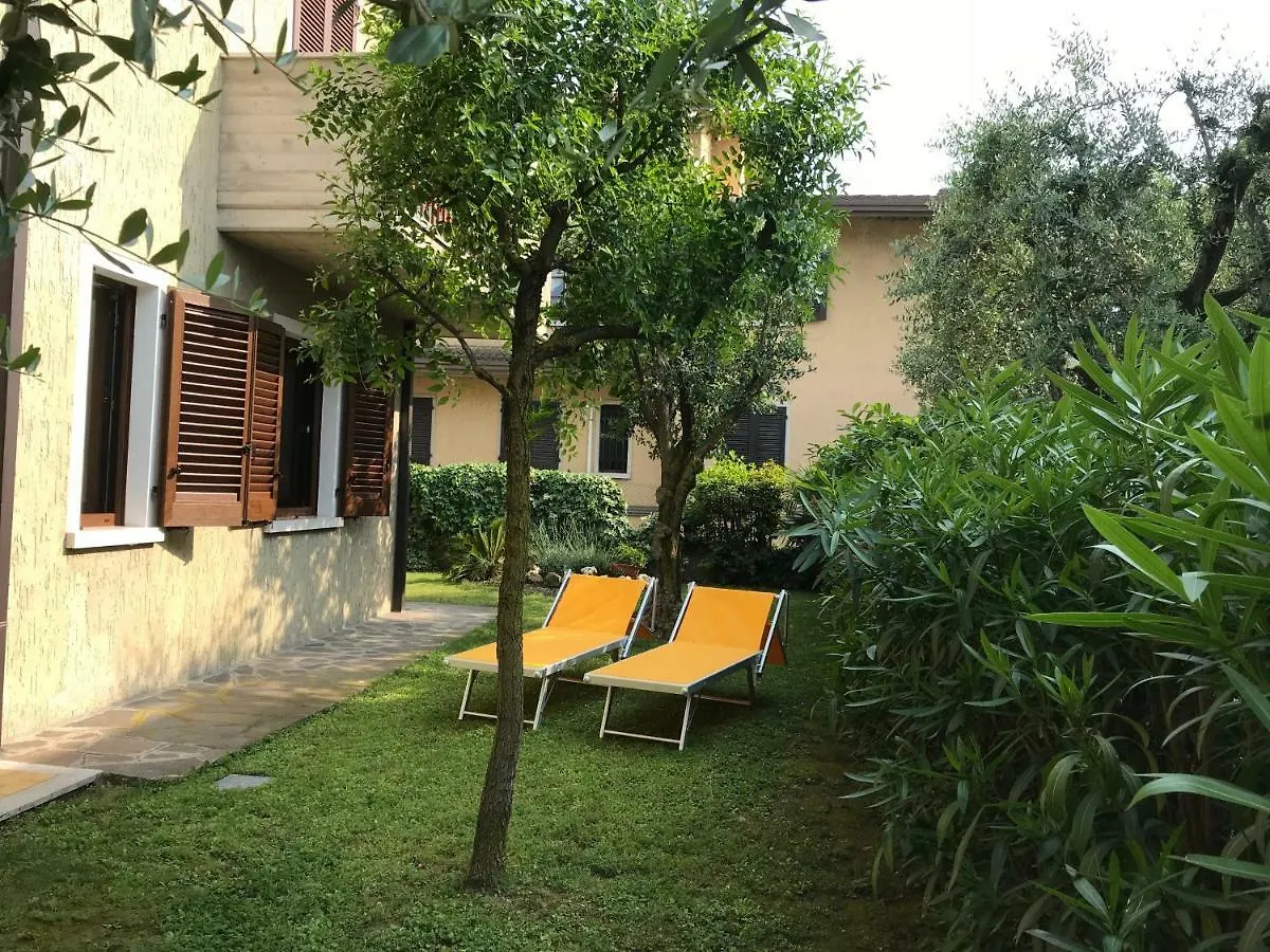 Casa Mary Due - Trilocale Con Giardino Privato A Due Passi Dal Lago Sirmione 0*,  Italy