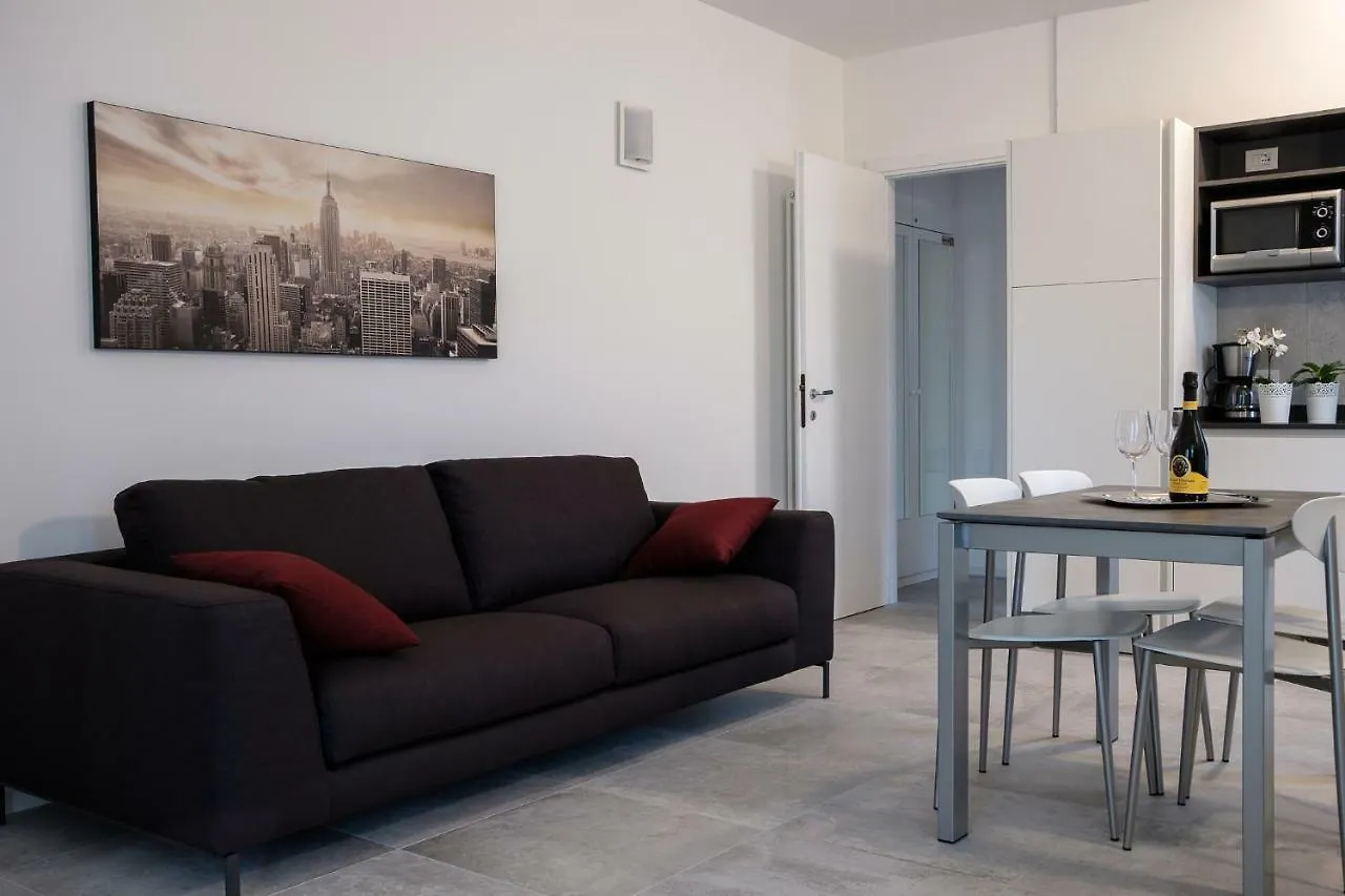 Casa Mary Due - Trilocale Con Giardino Privato A Due Passi Dal Lago Sirmione 0*,  Italy